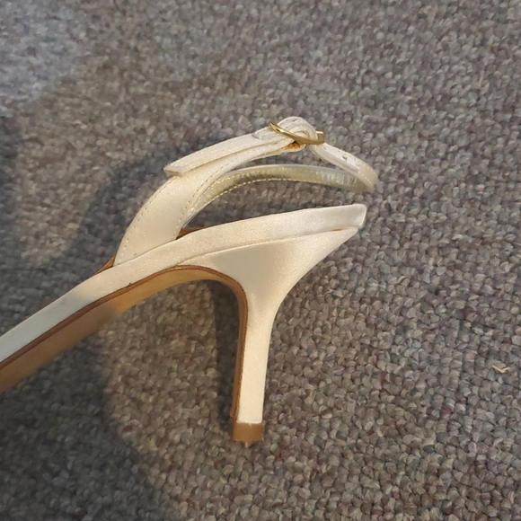 Vera Wang Sling Back Satin & Suede Bow Heels - Picture 5 of 10